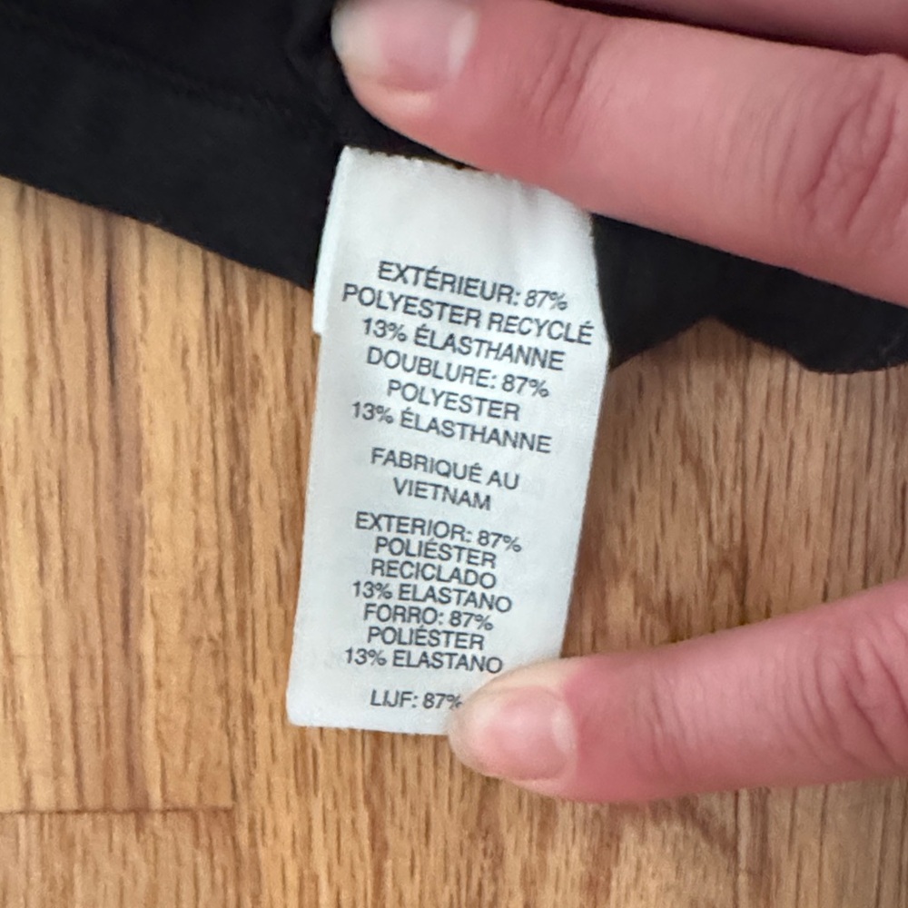 Vuori Black Cross-Back Sports Bra - Picture 2 of 3